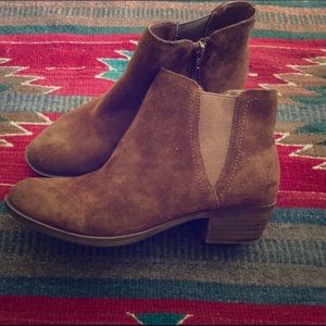 Kensie Cognac Brown suede ankle booties